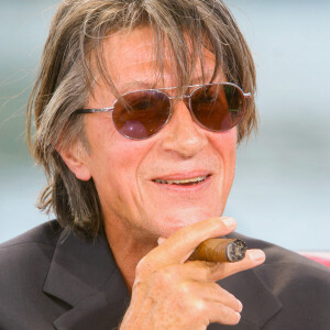 Jacques Dutronc - Plateau de l'émission "Vivement dimanche" spéciale Corse. Calvi. Le 27 mai 2005.