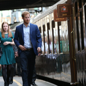 Kate Middleton, duchesse de Cambridge, le prince William, duc de Cambridge et le prince Harry - Evénement "Charities Forum" à la station de métro Paddington, où le train de luxe "Belmond British Pullman" accueille 130 enfants de diverses associations caritatives, à Londres. Le 16 octobre 2017