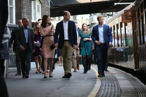 Kate Middleton, duchesse de Cambridge, le prince William, duc de Cambridge et le prince Harry - Evénement "Charities Forum" à la station de métro Paddington, où le train de luxe "Belmond British Pullman" accueille 130 enfants de diverses associations caritatives, à Londres. Le 16 octobre 2017
