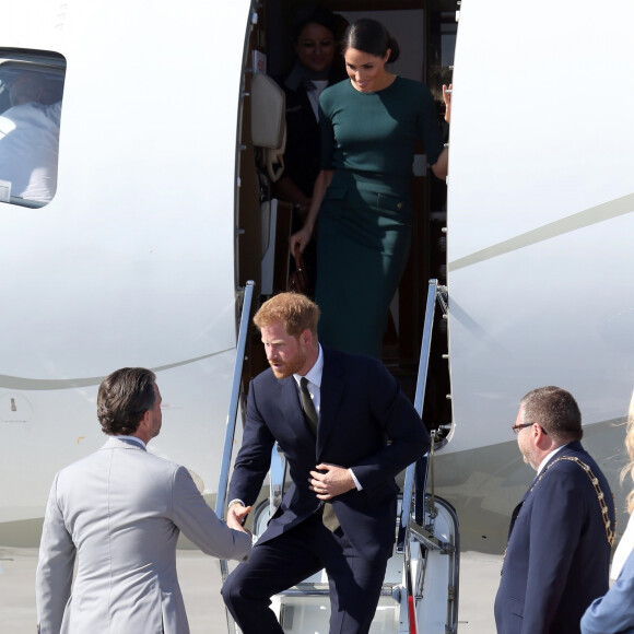 Le prince Harry, duc de Sussex et sa femme Meghan Markle, duchesse de Sussex arrivent à l'aéroport de Dublin, le 10 juillet 2018.
