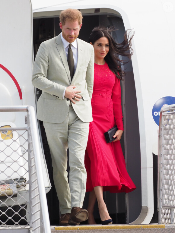Le prince Harry, duc de Sussex, et Meghan Markle, duchesse de Sussex (enceinte) arrivent à l'aéroport international Fua'amotu aux îles Tonga, le 25 octobre 2018.
