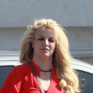 Exclusif - Britney Spears se rend une séance d'UV vêtue d'un mini short blanc et d'un crop top rouge à Los Angeles, le 12 février 2020.