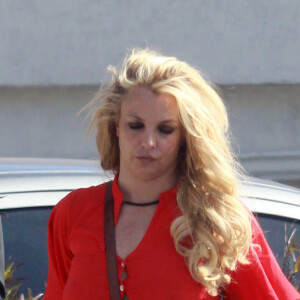 Exclusif -  Britney Spears se rend une séance d'UV vêtue d'un mini short blanc et d'un crop top rouge à Los Angeles, le 12 février 2020.