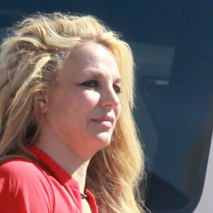 Exclusif - Britney Spears se rend une séance d'UV vêtue d'un mini short blanc et d'un crop top rouge à Los Angeles, le 12 février 2020.