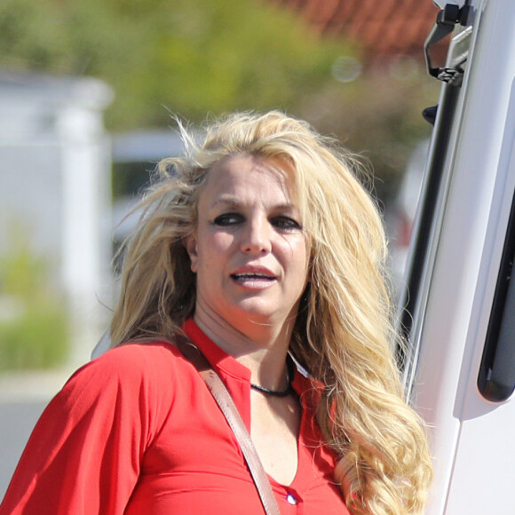 Exclusif - Britney Spears se rend une séance d'UV vêtue d'un mini short blanc et d'un crop top rouge à Los Angeles, le 12 février 2020.