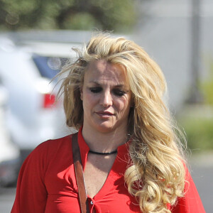 Exclusif -  Britney Spears se rend une séance d'UV vêtue d'un mini short blanc et d'un crop top rouge à Los Angeles, le 12 février 2020.