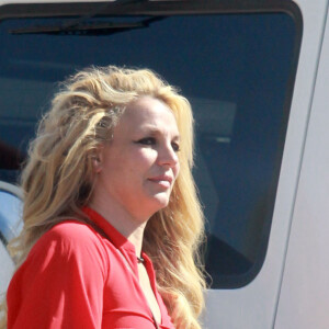 Exclusif -  Britney Spears se rend une séance d'UV vêtue d'un mini short blanc et d'un crop top rouge à Los Angeles, le 12 février 2020.