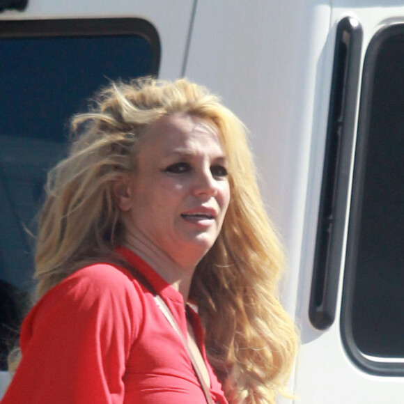 Exclusif - Britney Spears se rend une séance d'UV vêtue d'un mini short blanc et d'un crop top rouge à Los Angeles, le 12 février 2020.