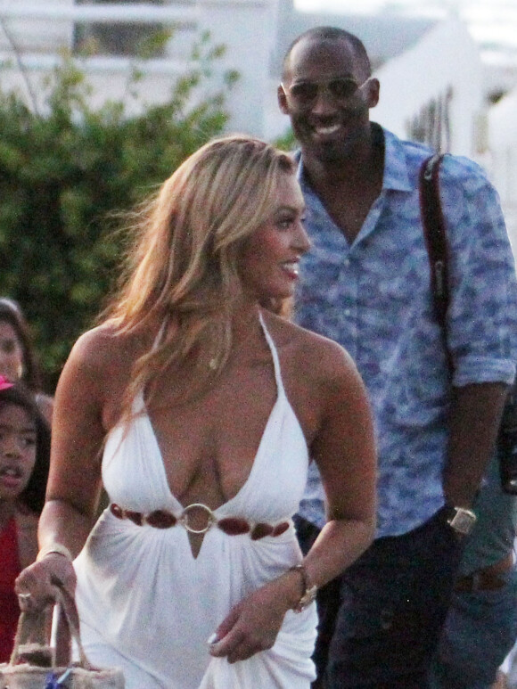 Le joueur de NBA Kobe Bryant est en vacances avec sa femme Vanessa et leurs filles Natalia et Gianna à Mykonos en Grèce, le 24 juin 2014. La petite famille a fait du shopping et mangé des glaces.