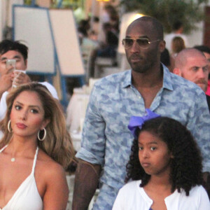 Le joueur de NBA Kobe Bryant est en vacances avec sa femme Vanessa et leurs filles Natalia et Gianna à Mykonos en Grèce, le 24 juin 2014. La petite famille a fait du shopping et mangé des glaces. Kobe Bryant a fait de jet ski, a posé avec des fans et a signé des autographes.