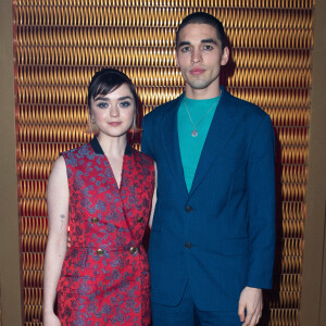 Maisie Williams et son petit ami Reuben Selby assistent au défilé Givenchy, collection prêt-à-porter automne-hiver 2020-2021 à l'Hippodrome de Longchamp. Paris, le 1er mars 2020.