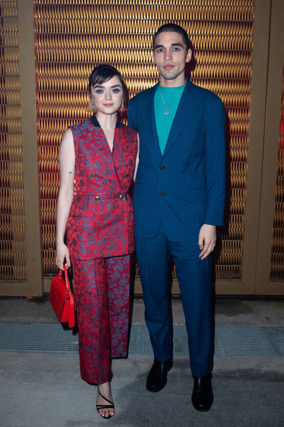 Maisie Williams et son petit ami Reuben Selby assistent au défilé Givenchy, collection prêt-à-porter automne-hiver 2020-2021 à l'Hippodrome de Longchamp. Paris, le 1er mars 2020.