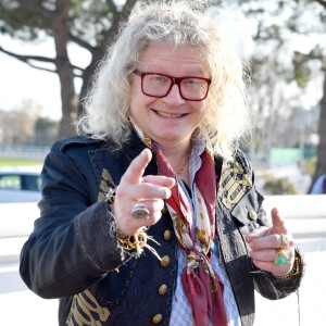 EXCLUSIF - Pierre-Jean Chalençon - Journée caritative au profit de la Fondation Claude Pompidou à l'Hippodrome de la Côte d'Azur à Cagnes-sur-Mer, le 22 février 2020. Cette année la Fondation va fêter ses 50 ans, à cette occasion, le Défi du Galop 2020 s'associe à la Fondation Claude Pompidou. Les 12 hippodromes français qui accueillent ce challenge international prestigieux s'engagent en collectant des fonds au bénéfice des personnes fragilisées par la maladie ou le grand âge. La Fondation Claude Pompidou vient en aide depuis 1970 aux personnes fragilisées par la maladie, le handicap et le grand âge. La recette des entrées sur le champ de course lui sera intégralement reversée à cette occasion. Par ailleurs, des tables dans le salon panoramique Massena ont été commercialisées auprès d'entreprises azuréennes au bénéfice de la Fondation. La Fondation détient un de ses plus grands centres d'accueil, d'hébergement, de soins, d'enseignement et de recherche sur la maladie d'Alzheimer à Nice. Avec Le Défi du Galop 2020 pour la Fondation Claude Pompidou à pour objectif de récolter 40000 Euros pour financer l'achat d'un mini bus équipé pour les 50 ans de la Fondation. © Bruno Bebert / LMS / Bestimage