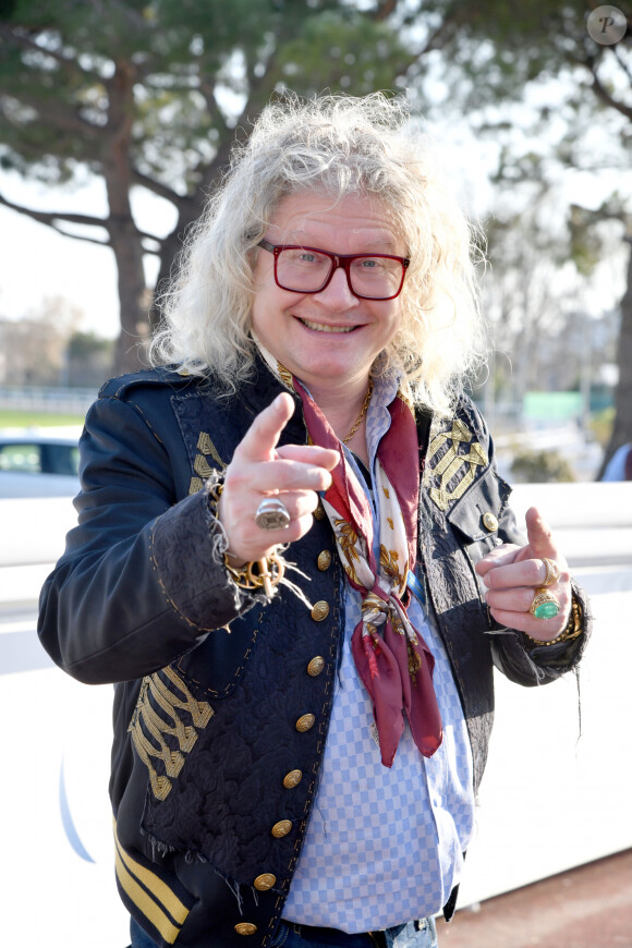 EXCLUSIF - Pierre-Jean Chalençon - Journée caritative au profit de la Fondation Claude Pompidou à l'Hippodrome de la Côte d'Azur à Cagnes-sur-Mer, le 22 février 2020. Cette année la Fondation va fêter ses 50 ans, à cette occasion, le Défi du Galop 2020 s'associe à la Fondation Claude Pompidou. Les 12 hippodromes français qui accueillent ce challenge international prestigieux s'engagent en collectant des fonds au bénéfice des personnes fragilisées par la maladie ou le grand âge. La Fondation Claude Pompidou vient en aide depuis 1970 aux personnes fragilisées par la maladie, le handicap et le grand âge. La recette des entrées sur le champ de course lui sera intégralement reversée à cette occasion. Par ailleurs, des tables dans le salon panoramique Massena ont été commercialisées auprès d'entreprises azuréennes au bénéfice de la Fondation. La Fondation détient un de ses plus grands centres d'accueil, d'hébergement, de soins, d'enseignement et de recherche sur la maladie d'Alzheimer à Nice. Avec Le Défi du Galop 2020 pour la Fondation Claude Pompidou à pour objectif de récolter 40000 Euros pour financer l'achat d'un mini bus équipé pour les 50 ans de la Fondation. © Bruno Bebert / LMS / Bestimage