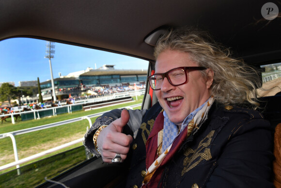 EXCLUSIF - Pierre-Jean Chalençon - Journée caritative au profit de la Fondation Claude Pompidou à l'Hippodrome de la Côte d'Azur à Cagnes-sur-Mer, le 22 février 2020. Cette année la Fondation va fêter ses 50 ans, à cette occasion, le Défi du Galop 2020 s'associe à la Fondation Claude Pompidou. Les 12 hippodromes français qui accueillent ce challenge international prestigieux s'engagent en collectant des fonds au bénéfice des personnes fragilisées par la maladie ou le grand âge. La Fondation Claude Pompidou vient en aide depuis 1970 aux personnes fragilisées par la maladie, le handicap et le grand âge. La recette des entrées sur le champ de course lui sera intégralement reversée à cette occasion. Par ailleurs, des tables dans le salon panoramique Massena ont été commercialisées auprès d'entreprises azuréennes au bénéfice de la Fondation. La Fondation détient un de ses plus grands centres d'accueil, d'hébergement, de soins, d'enseignement et de recherche sur la maladie d'Alzheimer à Nice. Avec Le Défi du Galop 2020 pour la Fondation Claude Pompidou à pour objectif de récolter 40000 Euros pour financer l'achat d'un mini bus équipé pour les 50 ans de la Fondation. © Bruno Bebert / LMS / Bestimage