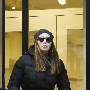 Exclusif - Justin Timberlake et sa femme Jessica Biel sont allés se balader avec leur fils Silas dans les rues de New York. Entre Jessica et Justin, tout a basculé en novembre dernier, lorsque The Sun diffusait des photos de l'acteur, ivre dans un bar de Nouvelle-Orléans avec l'équipe du film Palmer. On le voyait tenir la main de sa partenaire d'écran A. Wainwright. Cet événement avait posé un lourd problème dans le mariage du chanteur. Avant de sortir de l'immeuble, le couple s'embrasse et semble complice... Le 21 janvier 2020