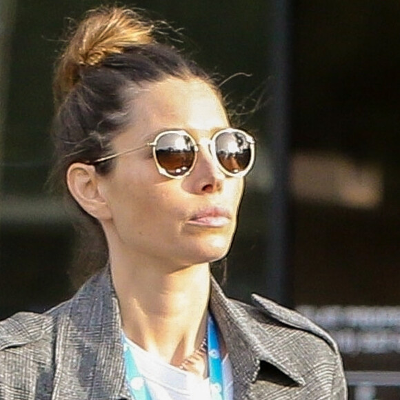 Exclusif - Jessica Biel porte toujours son alliance à la sortie d'un immeuble dans un quartier de Los Angeles. Récemment, son mari J. Timberlake a été accusé de l'avoir trompée. Photographié main dans la main avec sa co-star A. Wainwright lors d'une soirée arrosée, l'artiste s'est rapidement retrouvé au coeur de l'actu. Cette photo a donc fait le tour des réseaux sociaux, quant à lui il s'est excusé publiquement par le biais d'un poste Instagram... Le 17 décembre 2019