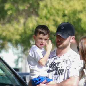 Exclusif - Justin Timberlake et sa femme Jessica Biel sont allés soutenir leur fils Silas Randall Timberlake à son entrainement de baseball à Los Angeles. Kimberly Biel, la mère de Jessica est de la partie! La petite famille rencontre T. Seymour avant de quitter le parc, le 29 octobre 2019