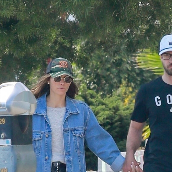 Exclusif - Justin Timberlake et sa femme Jessica Biel se baladent main dans la main après avoir déjeuné en amoureux dans les rues de Los Feliz à Los Angeles, le 20 mai 2019