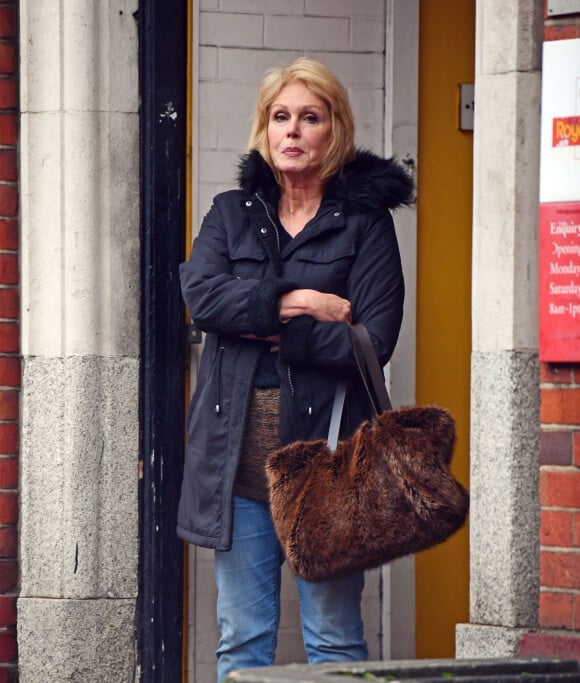Exclusif - Joanna Lumley se promène dans les rues de Londres le 23 Novembre 2019.