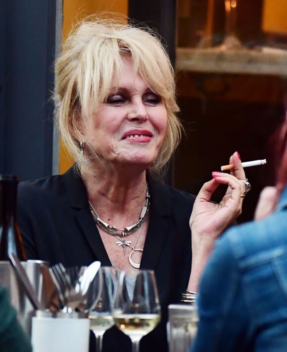 Exclusif - Joanna Lumley a été aperçue en train de boire un verre avec des amis à la terrasse d'un bar à Londres, le 7 août 2019.