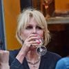 Exclusif - Joanna Lumley a été aperçue en train de boire un verre avec des amis à la terrasse d'un bar à Londres, le 7 août 2019.