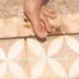 Après avoir été affichée par sa soeur, Kylie Jenner dévoile à son tour une photo peu flatteuse des pieds de Kendall Jenner, le 4 mars 2020.