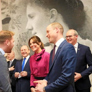 Le prince William, duc de Cambridge, et Kate Middleton, duchesse de Cambridge, reçus par le vice-Premier ministre de l'Irlande Simon Coveney lors de leur visite officielle à Dublin, le 4 mars 2020.