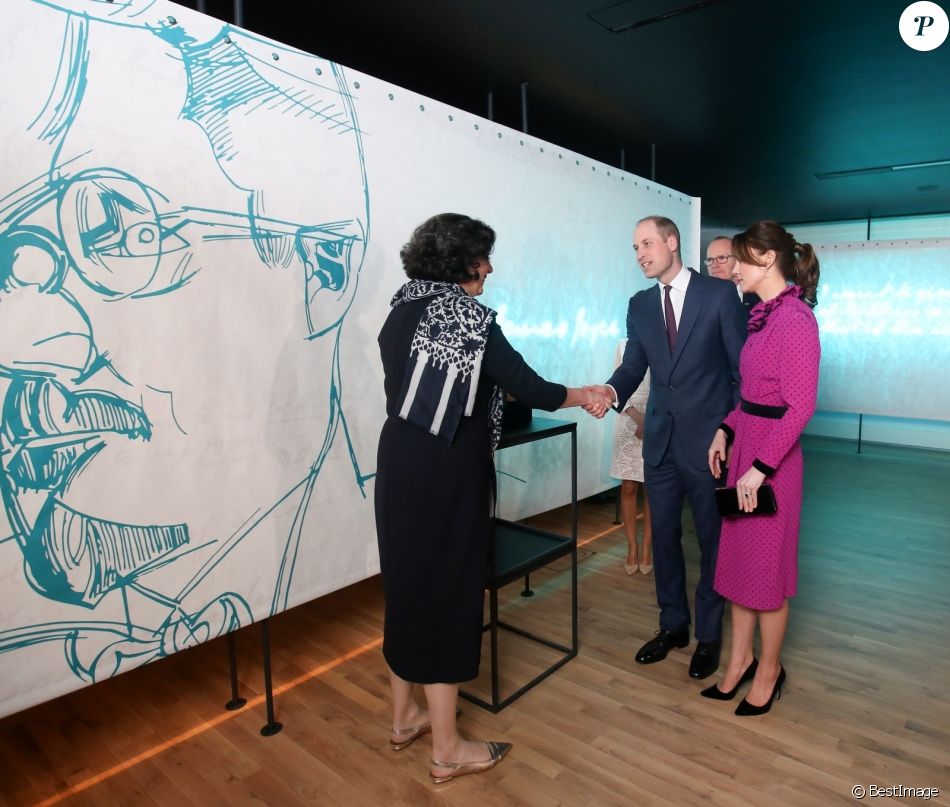 Le prince William, duc de Cambridge, et Kate Middleton, duchesse de Cambridge, reçus par le vice-Premier ministre de l'Irlande Simon Coveney lors de leur visite officielle à Dublin, le 4 mars 2020.