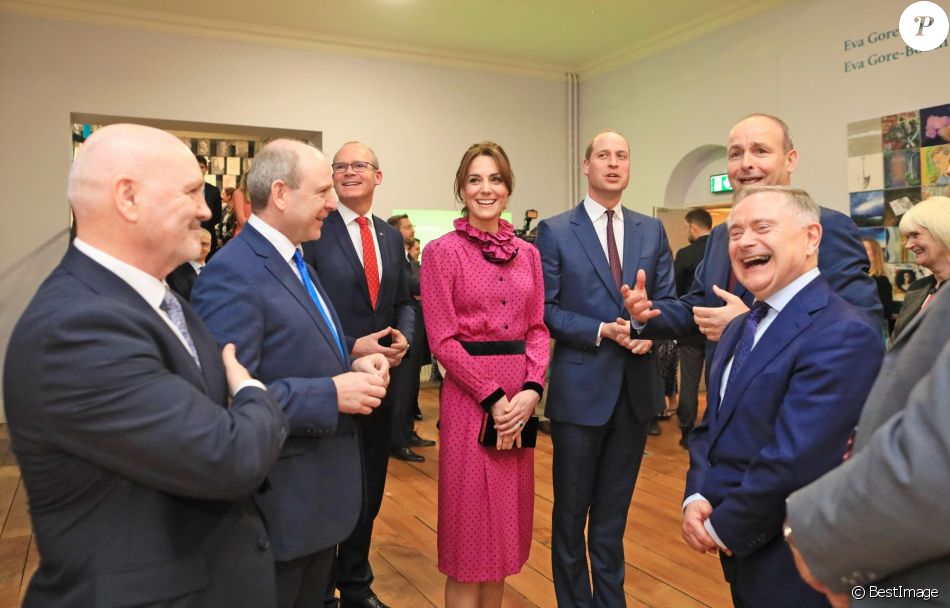 Le prince William, duc de Cambridge, et Kate Middleton, duchesse de Cambridge, reçus par le vice-Premier ministre de l'Irlande Simon Coveney lors de leur visite officielle à Dublin, le 4 mars 2020.