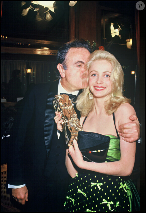 Emmanuelle Béart reçoit le César du second rôle féminin pour "Manon des sources" et son père Guy Béart en 1987.