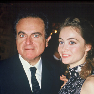 Emmanuelle Béart et son père Guy Béart lors de la première de "Manon des sources" en 1986.
