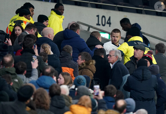 Le footballeur Erid Dier (en blanc) est monté en tribunes pour défendre son frère lors d'une altercation avec des supporters, à l'issue du match Tottenham Hotspur - Norwich City FC au Tottenham Hotspur Stadium. Londres, le 4 mars 2020.