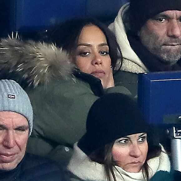 Amel Bent et son mari Patrick Antonelli (DR) dans les tribunes lors du match de Ligue 1 "PSG - OM (3-0)" au Parc des Princes à Paris, le 25 février 2018.