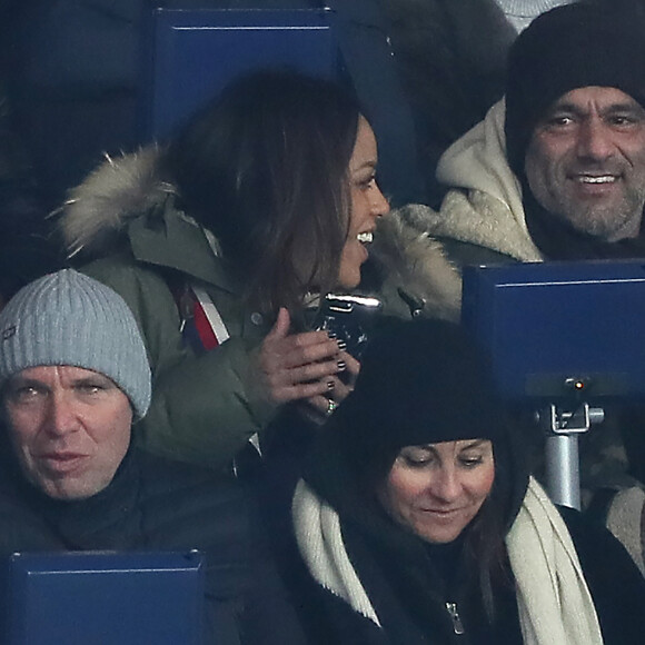 Amel Bent et son mari Patrick Antonelli (DR) dans les tribunes lors du match de Ligue 1 "PSG - OM (3-0)" au Parc des Princes à Paris, le 25 février 2018.