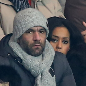 Exclusif - Amel Bent et son compagnon Patrick assistent au match de Ligue des Champions Psg - Olympiakos Le Piree au Parc des Princes a Paris le 27 novembre 2013.