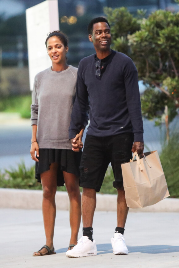 Chris Rock se balade et fait du shopping avec sa compagne Megalyn Echikunwoke dans les rues de Malibu, le 2 septembre 2017.
