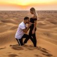 Charlène de "Secret Story" enceinte, pose dans un désert de Dubaï avec Benoit, le 4 décembre 2019