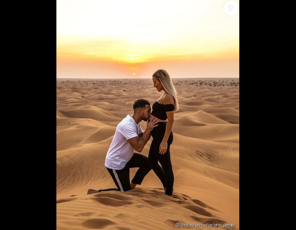 Charlène de &quot;Secret Story&quot; enceinte, pose dans un désert de Dubaï avec Benoit, le 4 décembre 2019