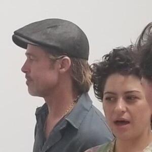 Exclusif -  Brad Pitt et Alia Shawkat sont venus ensemble à une exposition d'art (Wilding Cran Gallery) à Los Angeles. Brad et Alia sont restés côte à côte à admirer les oeuvres d'arts. Le supposé couple passe beaucoup de temps ensemble et s'est rendu au spectacle de stand-up de M. Birbiglia le 24 octobre 2019. Ils ont aussi été aperçus dans un restaurant de L.A. Serait-ce la naissance d'une nouvelle romance? Le 16 novembre 2019