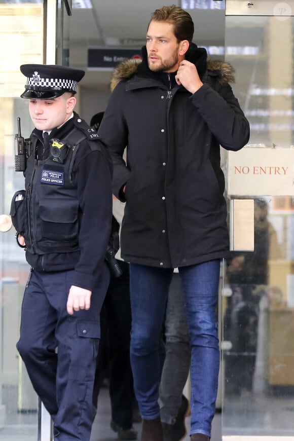 Lewis Burton, le compagnon de Caroline Flack (ex du prince Harry), à la sortie du Palais de Justice "Highbury Corner Magistrates'" à Londres, le 23 décembre 2019.