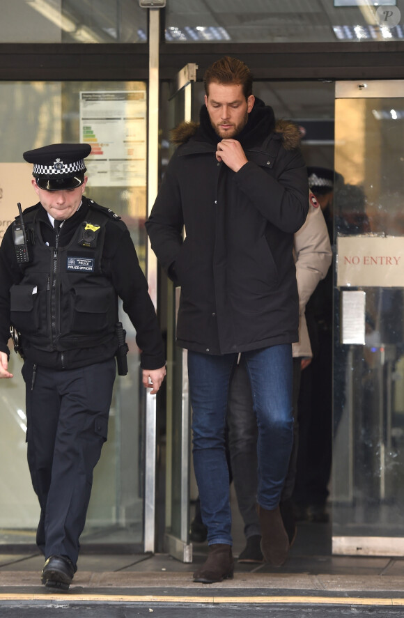 Lewis Burton à la sortie du tribunal à Londres après l'audience de sa supposée compagne Caroline Flack qui l'aurait frappé le 23 décembre 2019.