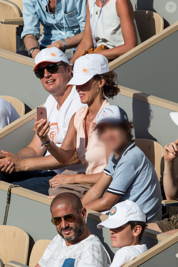 Linda Hardy (Miss France 1992) et son fils Andréa dans les tribunes lors des internationaux de tennis de Roland Garros à Paris, France, le 2 juin 2019. © Jacovides-Moreau/Bestimage