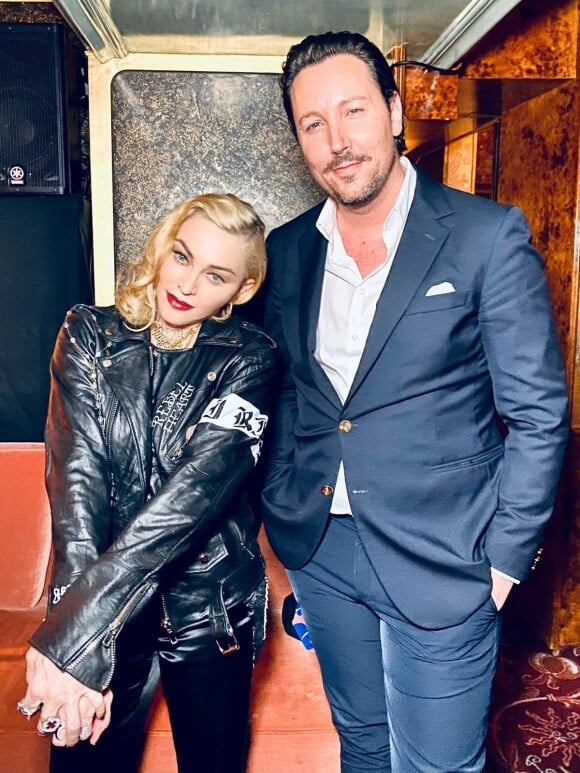 Madonna reçue par Grégory Lentz, associé du restaurant Lapérouse. Paris, le 10 mars 2020.