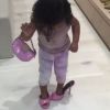 Chicago West, la fille de Kim Kardashian et Kanye West, porte un sac et des chaussures appartenant à sa mère. Le 12 mars 2020.