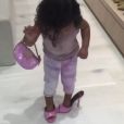 Chicago West, la fille de Kim Kardashian et Kanye West, porte un sac et des chaussures appartenant à sa mère. Le 12 mars 2020.