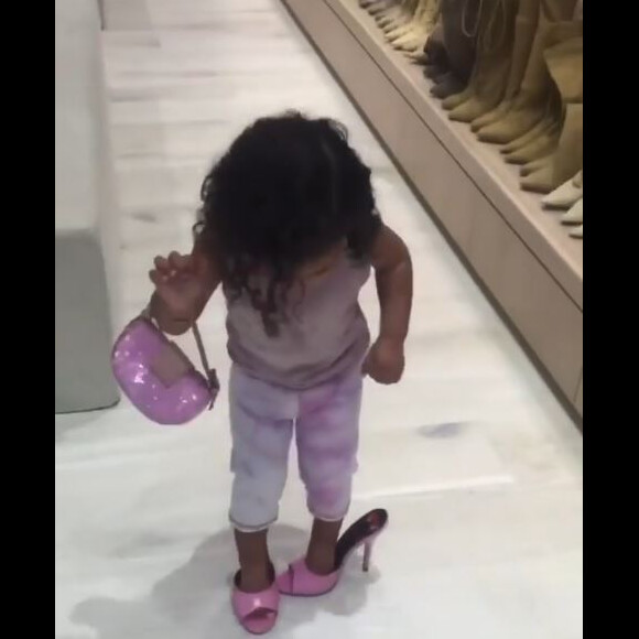 Chicago West, la fille de Kim Kardashian et Kanye West, porte un sac et des chaussures appartenant à sa mère. Le 12 mars 2020.