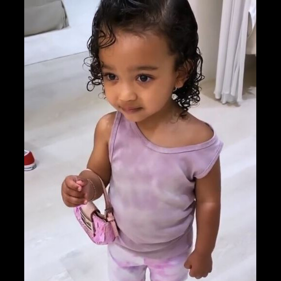 Chicago West, la fille de Kim Kardashian et Kanye West, porte un sac et des chaussures appartenant à sa mère. Le 12 mars 2020.