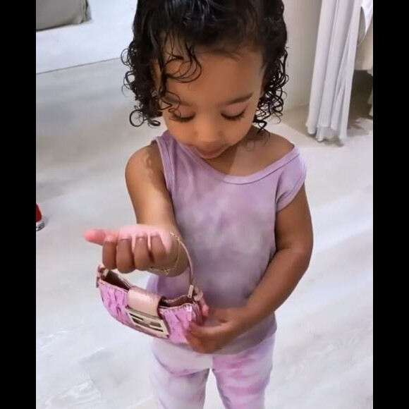 Chicago West, la fille de Kim Kardashian et Kanye West, porte un sac et des chaussures appartenant à sa mère. Le 12 mars 2020.