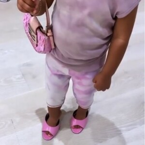 Chicago West, la fille de Kim Kardashian et Kanye West, porte un sac et des chaussures appartenant à sa mère. Le 12 mars 2020.